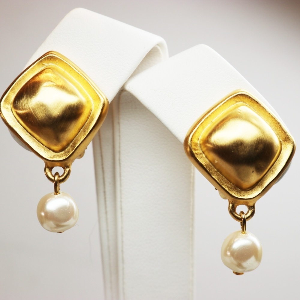 ⚜️ Vintage Givenchy Gold Pearl Drop Earrings ⚜️ - Picture 4 of 15